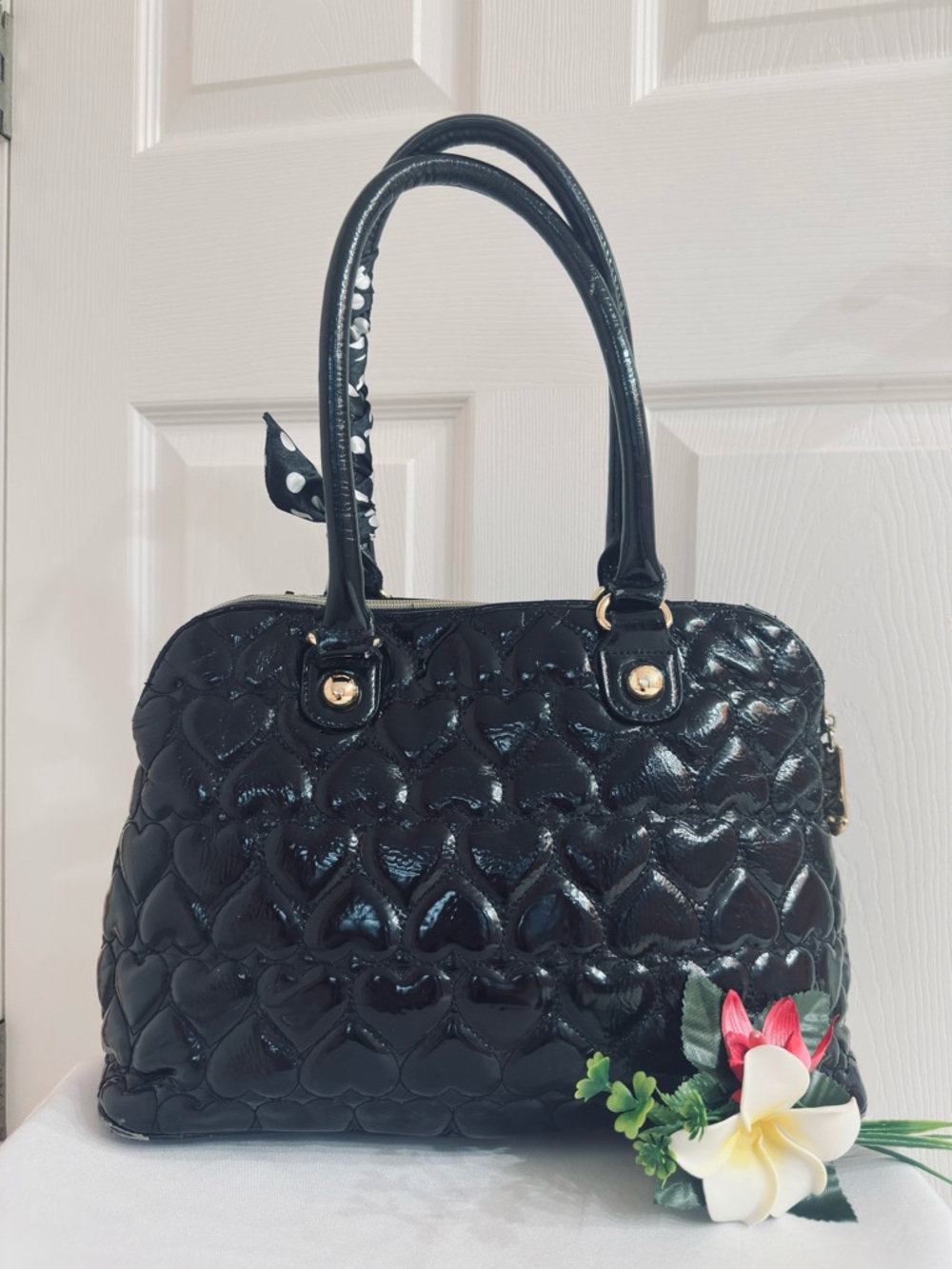BETSEY JOHNSON ~ Large Black Quilted Hearts Handbag with Polka Dot Twilly - Picture 10 of 11